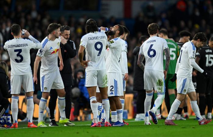 متابعة: لقطات لكسر اللاعبين المسلمين صيامهم خلال مباراة مانشستر سيتي وليدز يونايتد