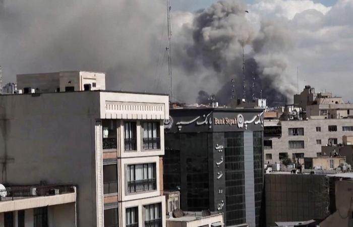 أعمدة الدخان تتصاعد في طهران لليوم الثاني على التوالي جراء الهجمات الإسرائيلية الأمريكية