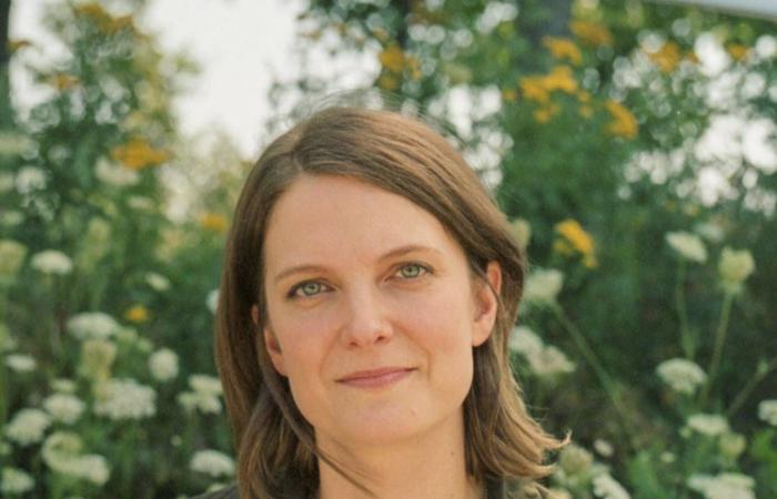 جنيفيف
      دولود
      دي
      سيل:
      «نينا
      روزا»
      رحلة
      تأملية
      حول
      معضلة
      الهجرة
      والعودة
      للأوطان