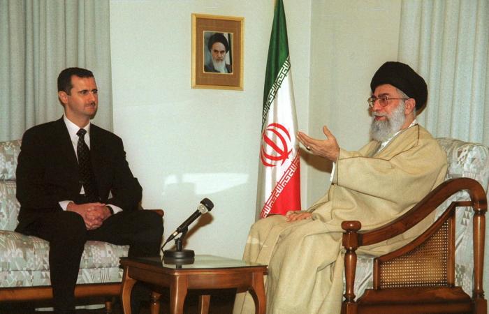 دمشق:
      موقف
      رسمي
      حذر
      من
      التداعيات
      وآخر
      شعبي
      مهلل
      لانتهاء
      الهيمنة
      الإيرانية