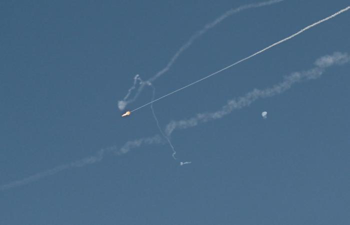 "أخطأ العنوان وعزلها".. أنور قرقاش يعلق على عدوان إيران بدول الخليج