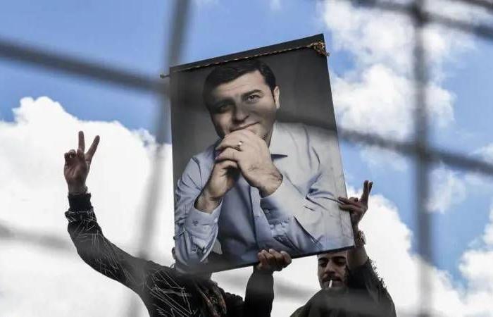 أوجلان
      يسعى
      إلى
      حزب
      جديد
      للأكراد
      في
      تركيا؟