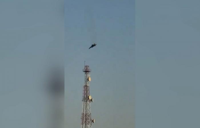 شاهد.. لحظة تحطم طائرة مقاتلة قرب قاعدة أمريكية في الكويت