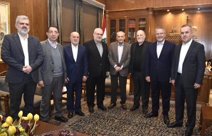 محمد
      رعد...
      الواجهة
      السياسية
      لقرار
      «حزب
      الله»