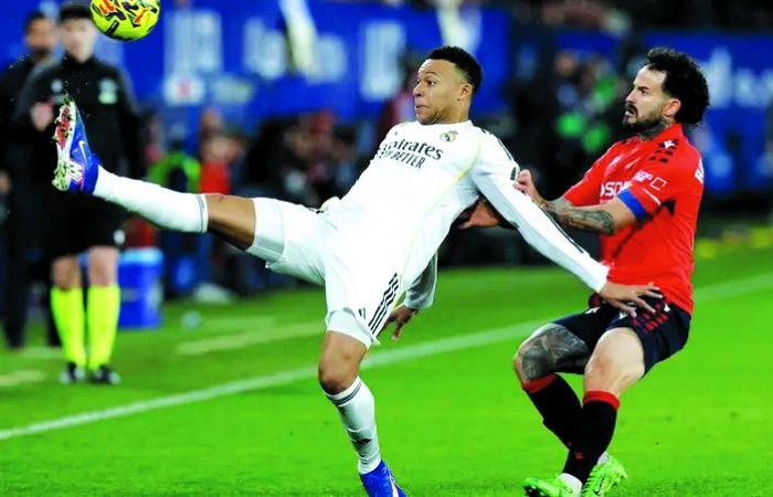 بعد تشخيص إصابته بالتواء في الركب.. مبابي في باريس للعلاج