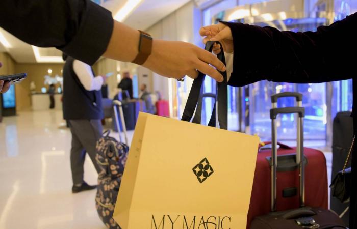 «في
      ضيافة
      الملك
      سلمان»…
      عالقون
      خليجيون
      يروون
      تفاصيل
      الاستضافة
      السعودية