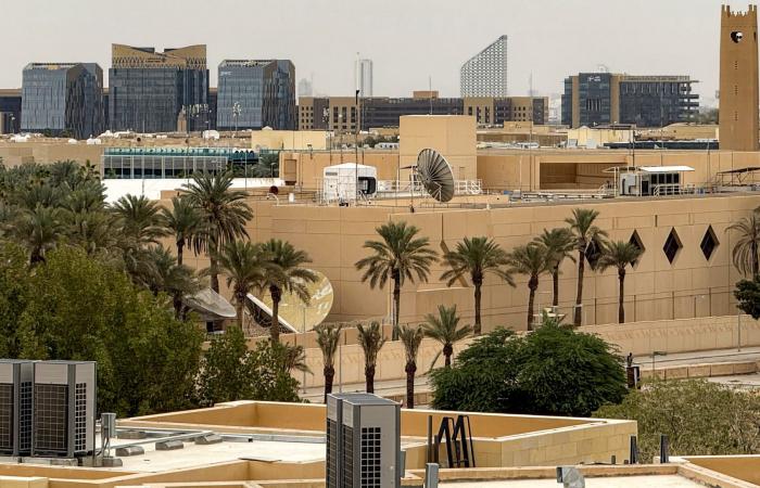 أمريكا تغلق سفارتين وتقلص تواجدها الرسمي والشعبي في عدة دول أخرى بالمنطقة