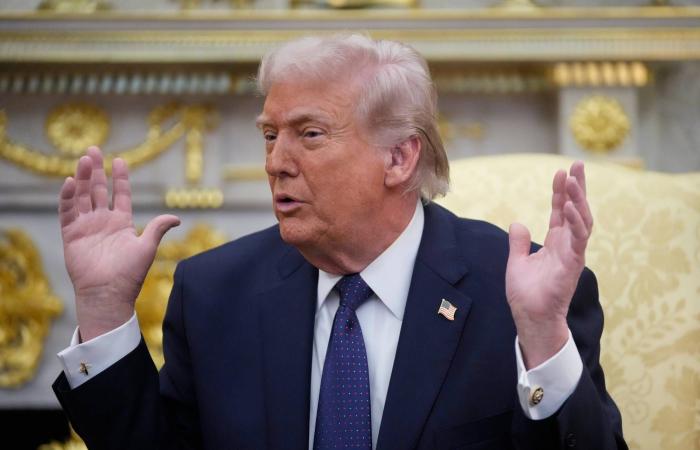 الجيش
      الأميركي:
      تدمير
      17
      سفينة
      وغواصة
      وقصف
      قرابة
      2000
      هدف
      في
      إيران