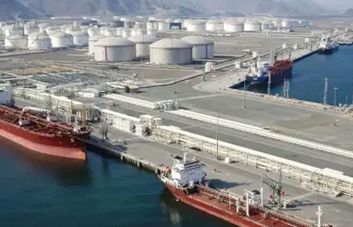  حريق في ميناء الفجيرة إثر سقوط شظايا طائرة مسيرة