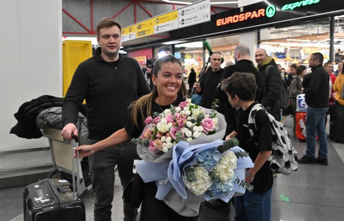 شلل
      جوي
      واسع
      في
      الشرق
      الأوسط
      مع
      بدء
      إجلاء
      آلاف
      العالقين