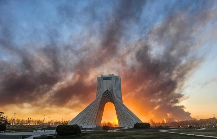 بعد
      4
      أيام
      على
      اندلاع
      الحرب:
      هل
      يهتزّ
      نظام
      طهران
      أو
      يتكيّف؟