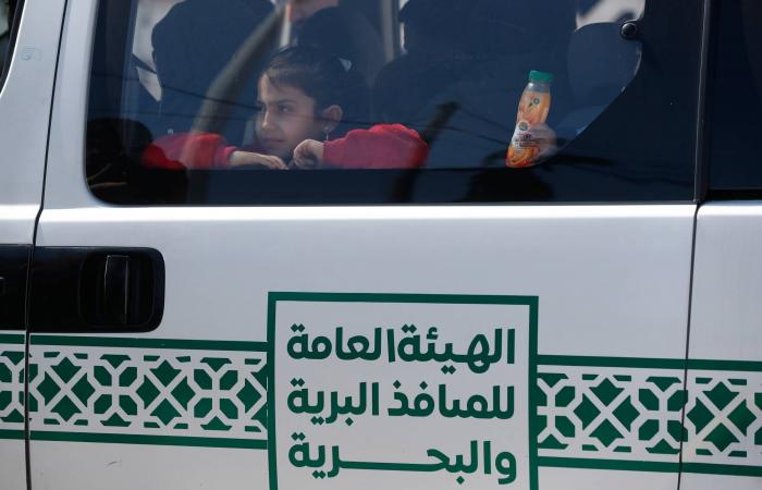 الجيش
      السوري
      ينشر
      قواته
      على
      الحدود
      مع
      لبنان
      والعراق