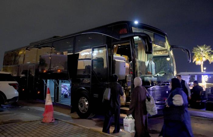 «في
      ضيافة
      الملك
      سلمان»…
      عالقون
      خليجيون
      يروون
      تفاصيل
      الاستضافة
      السعودية