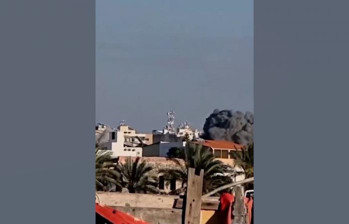 لحظة انهيار مبنى شاهق بعد غارة إسرائيلية في جنوب لبنان