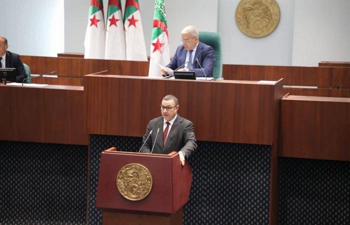 الجزائر:
      مراجعة
      شاملة
      لقانون
      الأحزاب
      وسط
      ملاحقات
      قضائية
      للمعارضة