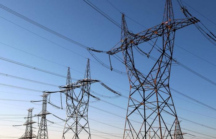 الكويت تعلن خروج خطين هوائيين لنقل الكهرباء عن الخدمة جراء اعتراض طائرات مسيرة