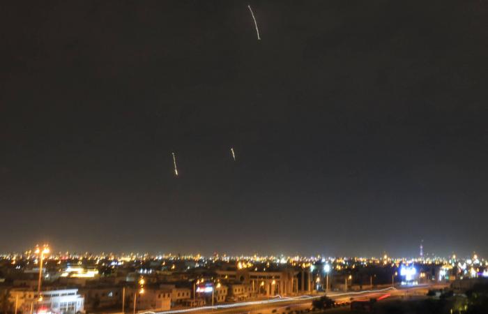 الدفاعات
      الخليجية
      تتصدى
      لأكثر
      من
      1800
      صاروخ
      ومسيّرة
      إيرانية