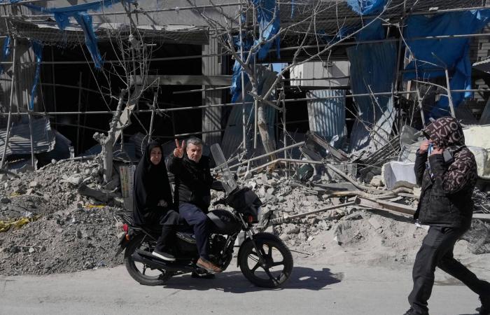 غارات
      متواصلة
      تهز
      طهران...
      والشوارع
      مقفرة