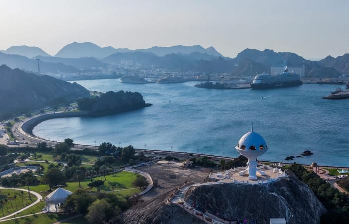 سلطنة عُمان تُوقف تصاريح تشغيل الأنشطة الجوية