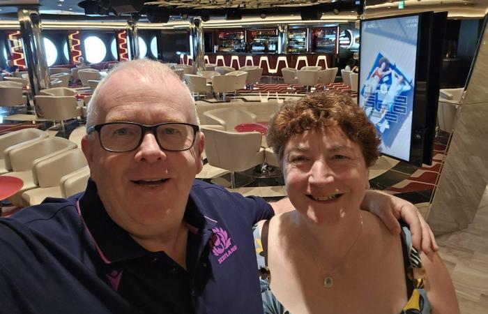 كيف هي الحياة على متن سفينة سياحية عالقة في دبي بسبب النزاع بالشرق الأوسط؟