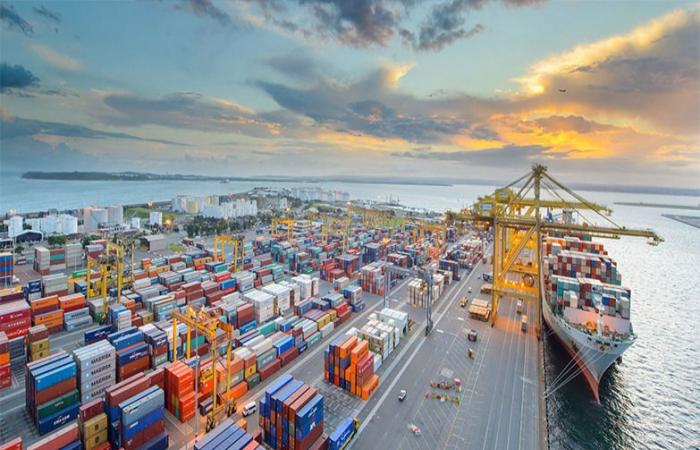 موانئ دبي العالمية تؤكد أن جميع محطات ميناء جبل علي تواصل عملياتها بشكل اعتيادي