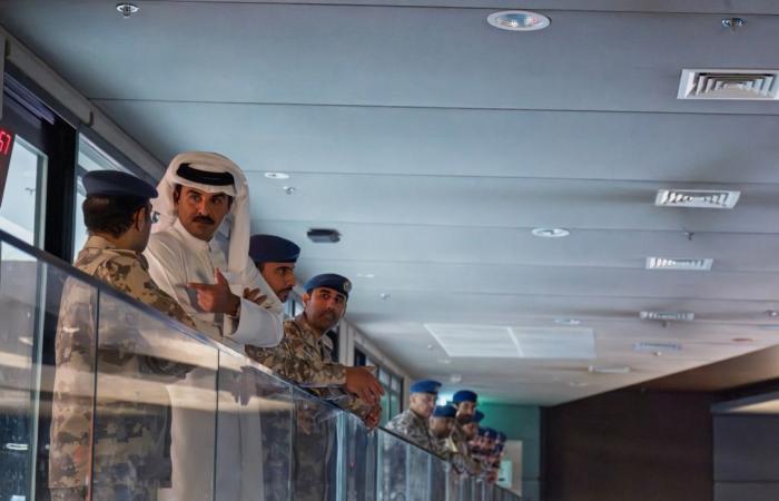 سمو الأمير يزور مركز العمليات الجوية ويشيد بكفاءة منتسبي القوات المسلحة القطرية