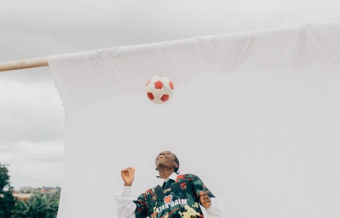 مساحة للحرية.. مصور يوثق شغف لاعبات كرة القدم في الكاميرون