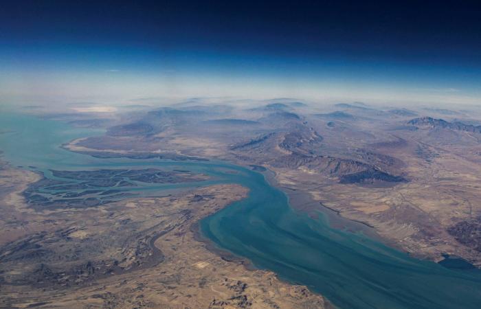 باريس
      تعزز
      حضورها
      العسكري
      في
      الخليج
      والمتوسط
      وتنشط
      اتصالاتها
      الدبلوماسية