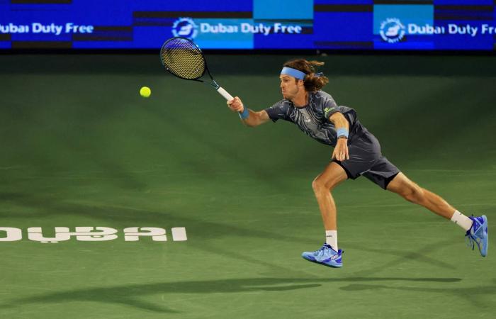 ميدفيديف
      وروبليف
      يغيبان
      عن
      حدث
      استعراضي
      في
      «إنديان
      ويلز»
      بسبب
      فوضى
      السفر