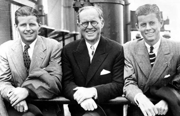 عائلة
      إلتون
      جون
      على
      جدران
      «المتحف
      الوطني
      للبورتريه»