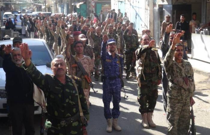 استعراضات
      مسلحة
      حوثية
      في
      صنعاء
      وتعزيزات
      نحو
      الحديدة