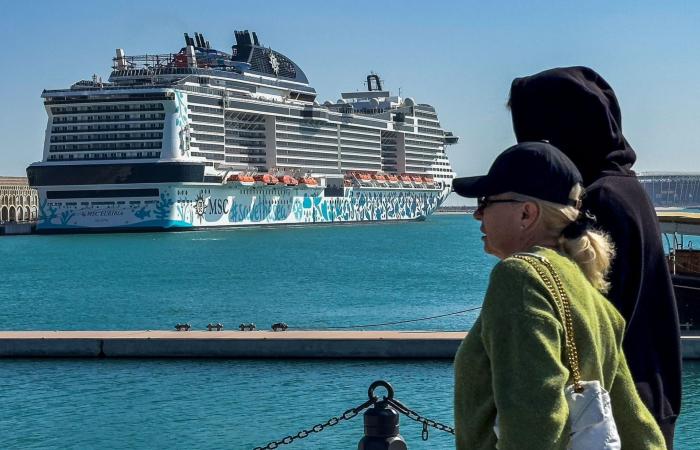 كيف هي الحياة على متن سفينة سياحية عالقة في دبي بسبب النزاع بالشرق الأوسط؟