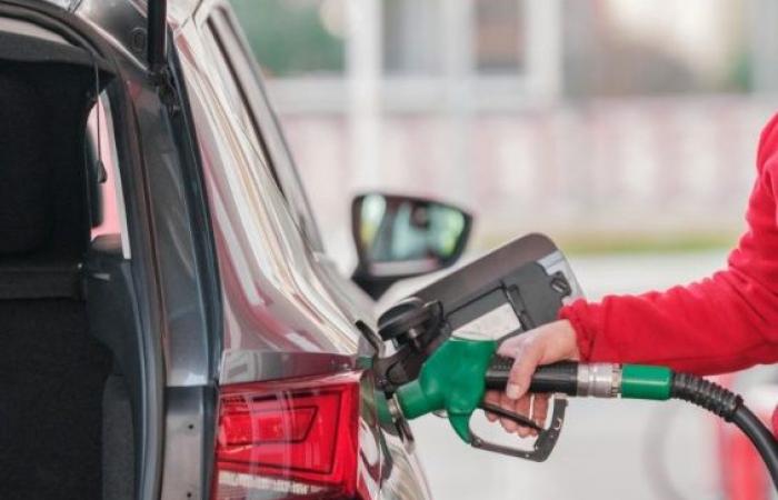 أسعار
      البنزين
      في
      كندا
      ترتفع بشكل
      حاد