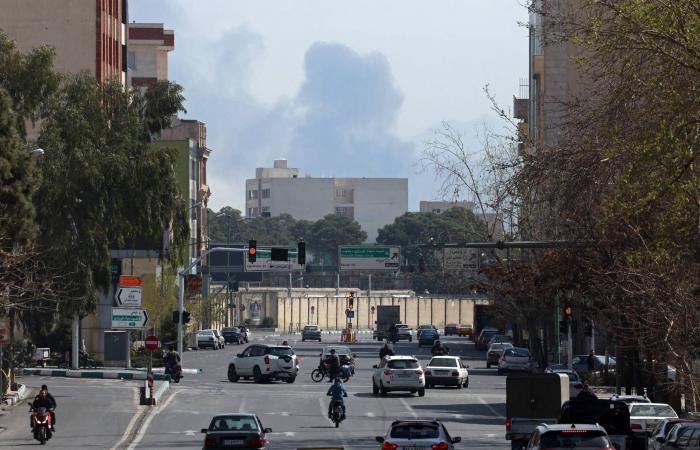 الحرب
      تشتد
      بحراً...
      والشظايا
      تتناثر
      إقليمياً