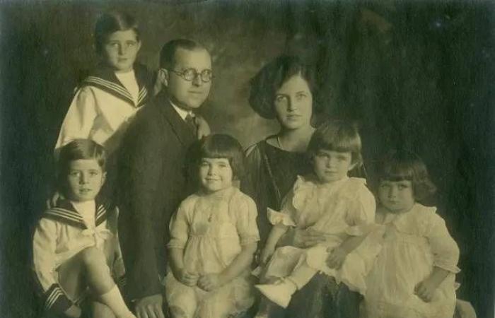 عائلة
      إلتون
      جون
      على
      جدران
      «المتحف
      الوطني
      للبورتريه»