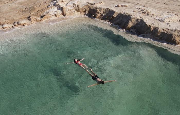 بحيرات الملح الملونة في مصر.. مشاهد جوية لفسيفساء من عالم آخر