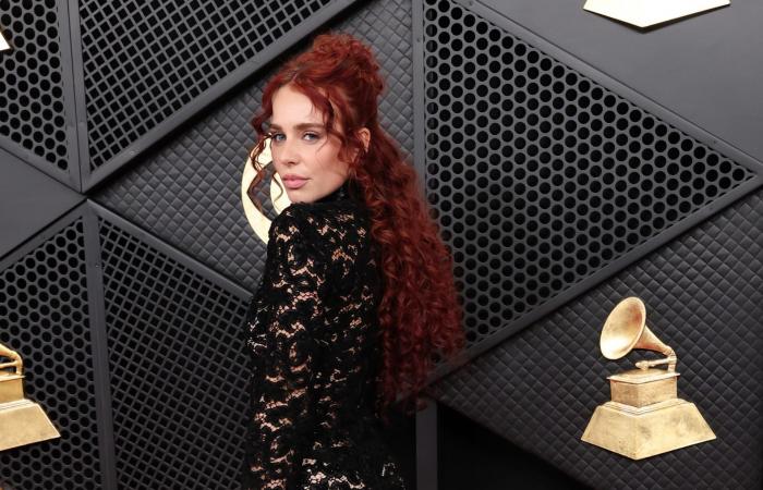 الفستان الأسود الشفاف..من صيحة جريئة إلى رمز للأناقة