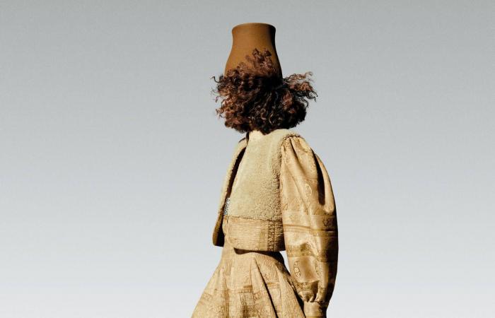 كيف
      جسّدت
      «لورو
      بيانا»
      روح
      السفر
      والترحال
      في
      مجموعتها
      لخريف
      2026
      وشتاء
      2027؟