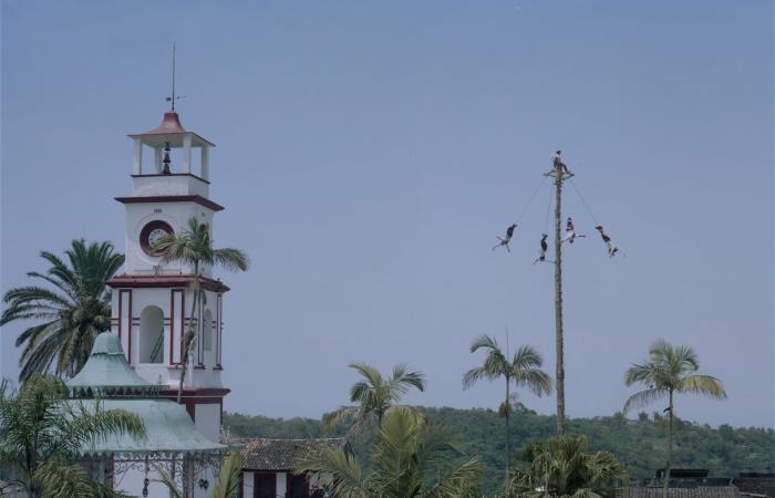 في المكسيك.. نساء يتحدين الجاذبية بهذه الرقصة التقليدية على علو 30 مترًا