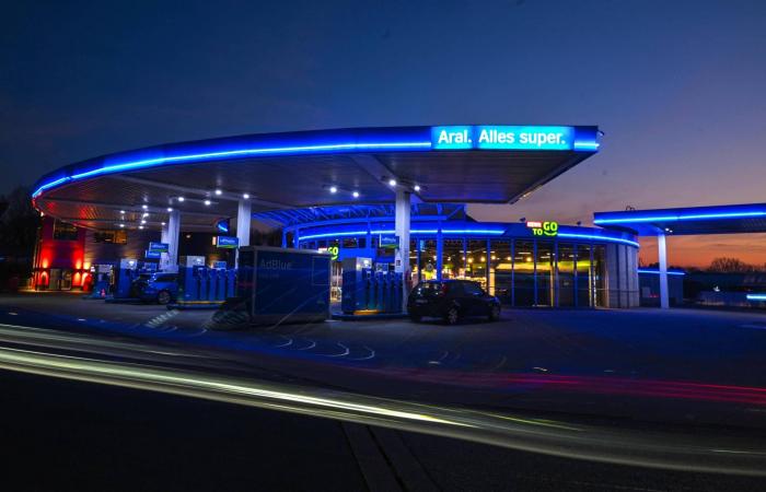 «هاباغ-لويد»
      تُفعِّل
      إجراءات
      طوارئ
      لشحنات
      الخليج