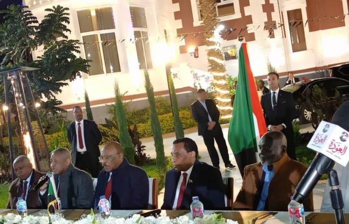 مصر:
      وافدون
      مخالفون
      يستنفرون
      لتقنين
      أوضاعهم
      أو
      العودة
      بعد
      مطاردات
      أمنية