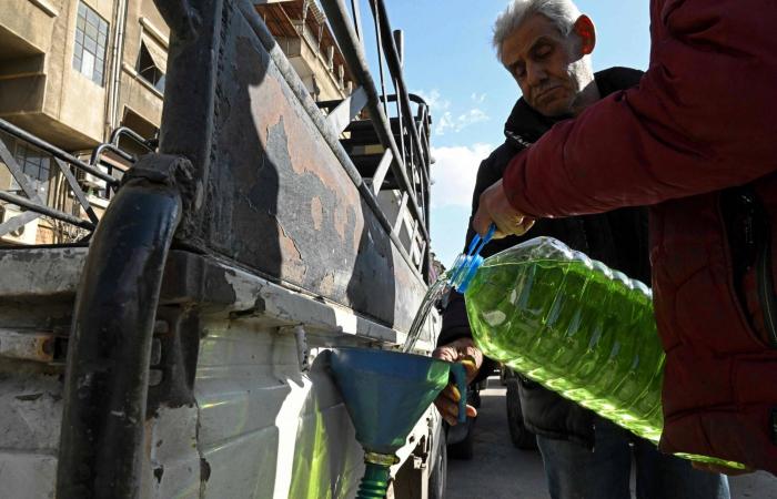 في
      دمشق
      سكان
      يراقبون
      الحرب
      الإقليمية
      ويطمئنون
      على
      عائلاتهم
      في
      الخليج