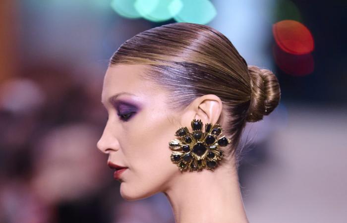 دانتيل شفاف ومكياج غوثي.. بيلا حديد بإطلالة مغرية في باريس