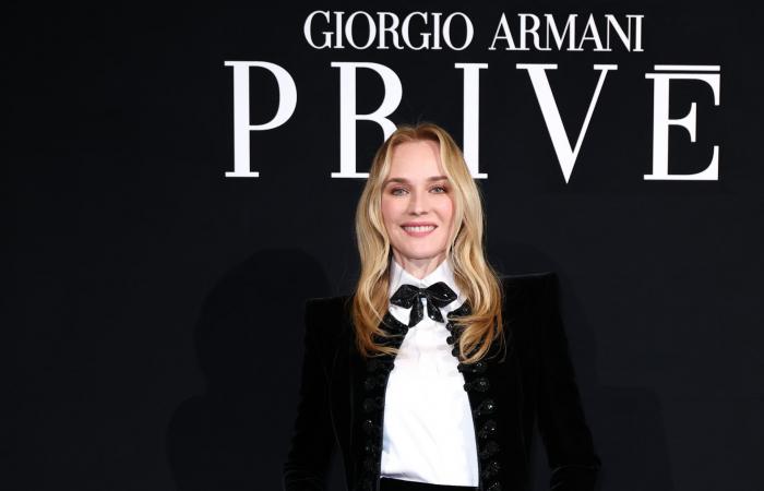 ديان كروغر بفستان ذهبي يحاكي الهندسة المعمارية في متحف اللوفر