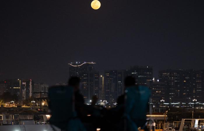 الدفاعات الجوية الإماراتية تتصدى لتهديد صاروخي.. وسماع دوي انفجارات في أبوظبي