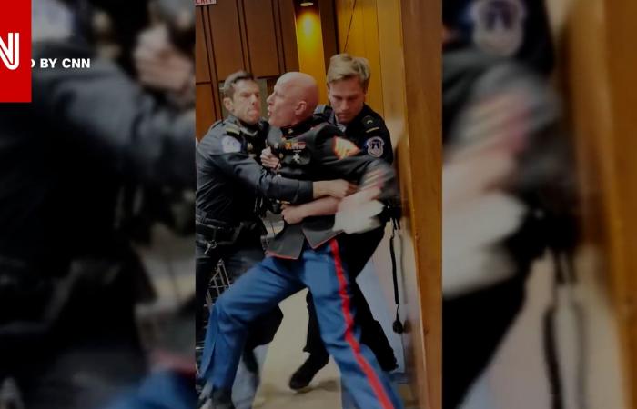 متابعة: "لا أحد يريد القتال لصالح إسرائيل".. متظاهر يُقاطع جلسة استماع بمجلس الشيوخ احتجاجًا على الحرب مع إيران