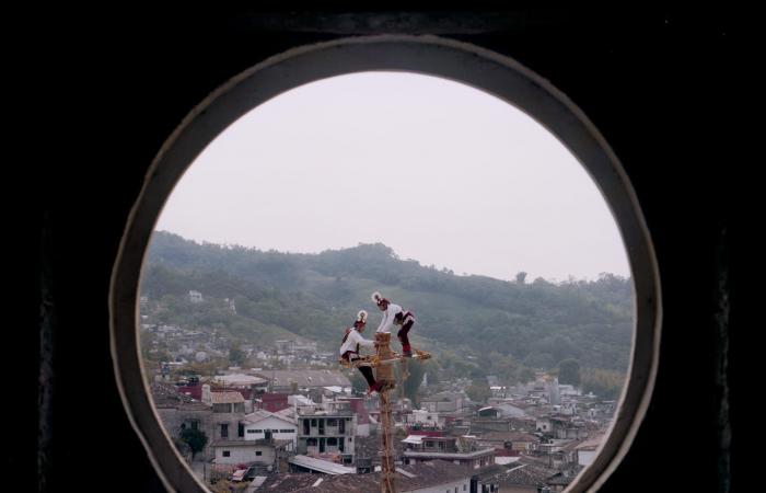 في المكسيك.. نساء يتحدين الجاذبية بهذه الرقصة التقليدية على علو 30 مترًا