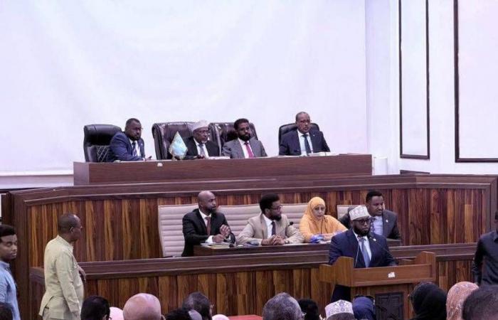 الصومال
      يعتمد
      دستوراً
      دائماً...
      فرصة
      للاستقرار
      أم
      خلافات
      جديدة
      مع
      المعارضة؟