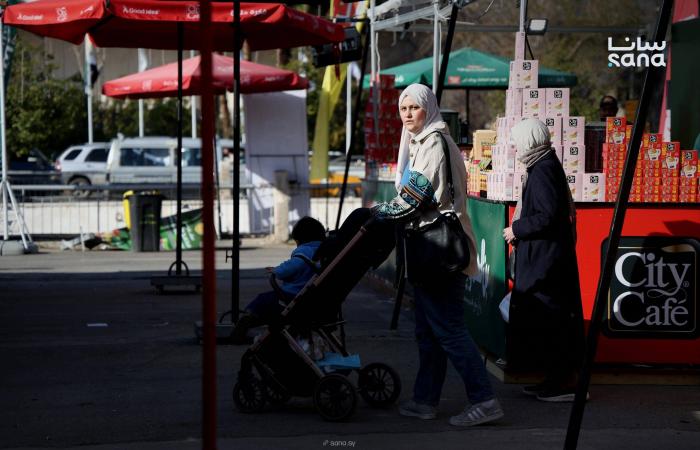 في
      دمشق
      سكان
      يراقبون
      الحرب
      الإقليمية
      ويطمئنون
      على
      عائلاتهم
      في
      الخليج