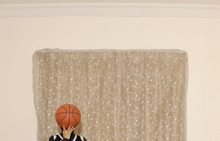 نساء بوجوه مخفية..صور تُظهر ضغوط المجتمع التي تلاحق النساء